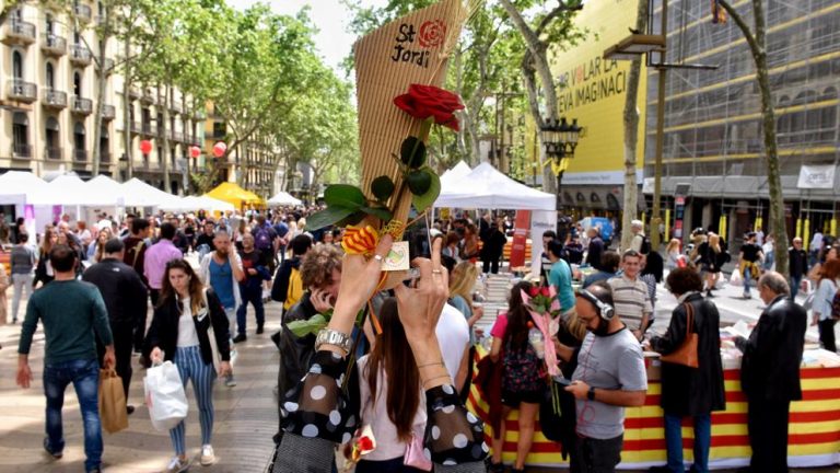 Día de san Jorge en las Ramblas de Barcelona