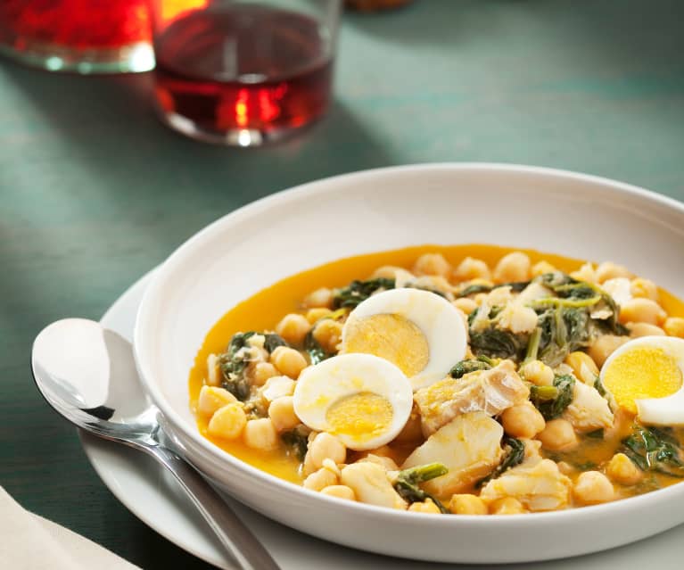 potaje de vigilia. garbanzos, bacalao, espinacas